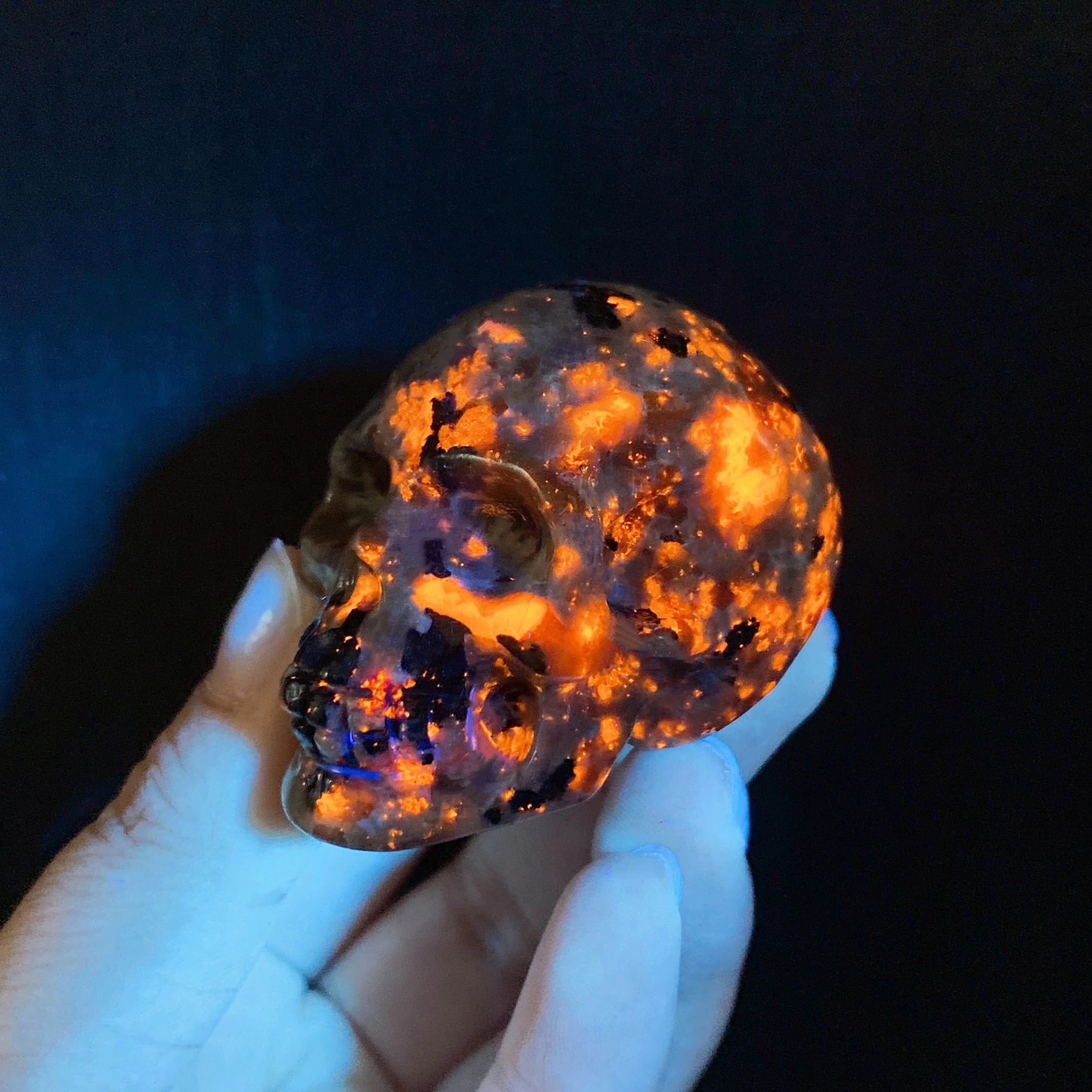 2‘’ Natural Yooperlite Skull Statue Crystal Flame Stone Gemstone Reiki Healing Figurine Home Decoration Collection Gift