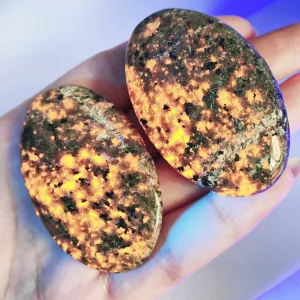 1pc Natural flame stone Yooperlite Energy Reiki stone palm elliptic decoration Crystal Quartz Healing High Quality Gemsto